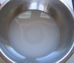 Le soda était divorcé dans un pot d'eau