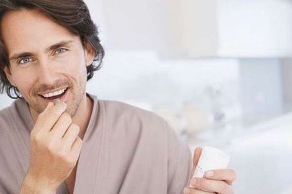 Un homme prend le médicament pour augmenter un membre