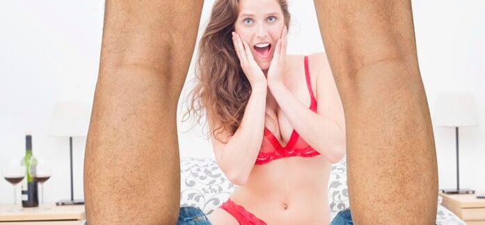 femme surprise par l'augmentation de la taille du pénis de l'homme photo 2