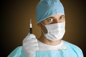 Chirurgien effectuant une opération d'agrandissement du pénis pour des raisons médicales