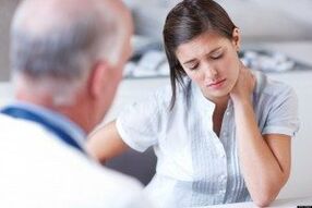 Consultation avec la compagne de l'homme pour déterminer la faisabilité d'une chirurgie d'agrandissement du pénis